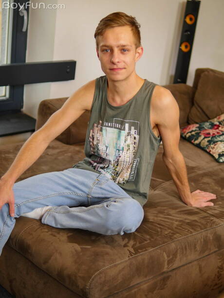 Il giovane Ben Kingston si spoglia e mostra il suo bel culo