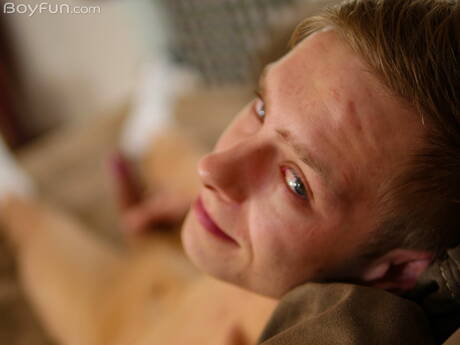 Il giovane Ben Kingston si spoglia e mostra il suo bel culo