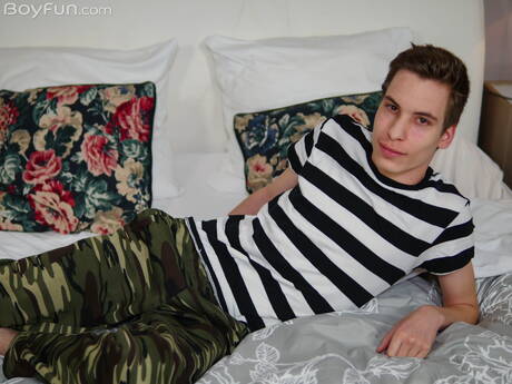 帥哥喬治哈特脫光衣服，露出漂亮的屁股