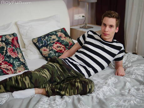 帥哥喬治哈特脫光衣服，露出漂亮的屁股