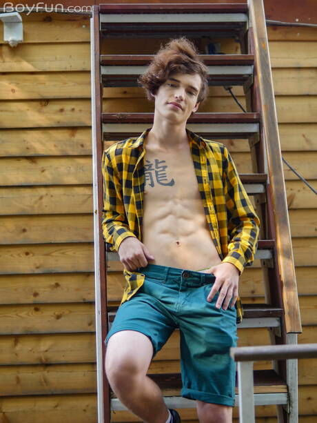 Boyfun: Young dude Johnny Walsh posing naked and showing hot butt outside