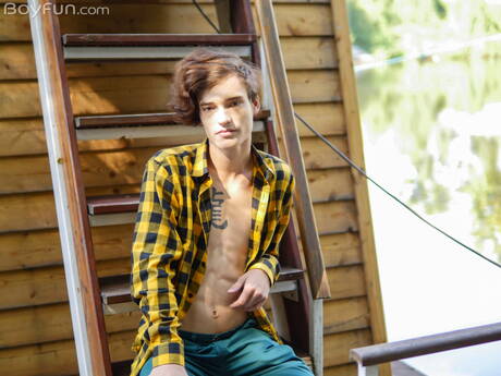 Der junge Kerl Johnny Walsh posiert nackt und zeigt seinen heißen Hintern draußen