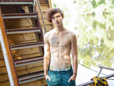 Der junge Kerl Johnny Walsh posiert nackt und zeigt seinen heißen Hintern draußen