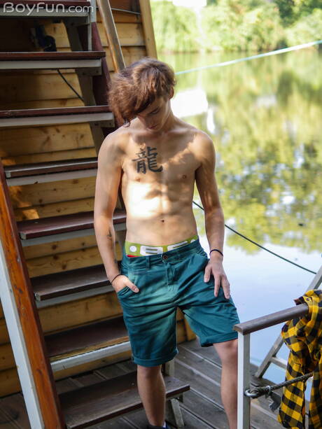 Der junge Kerl Johnny Walsh posiert nackt und zeigt seinen heißen Hintern draußen