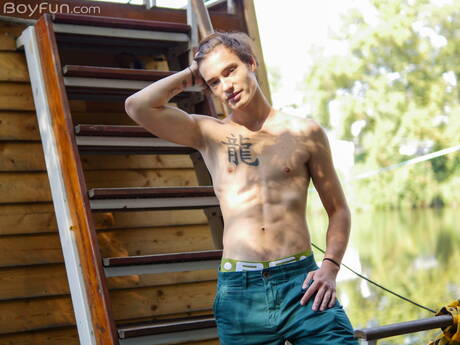 Der junge Kerl Johnny Walsh posiert nackt und zeigt seinen heißen Hintern draußen