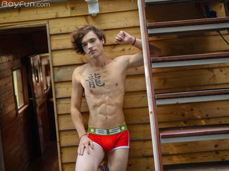 Der junge Kerl Johnny Walsh posiert nackt und zeigt seinen heißen Hintern draußen