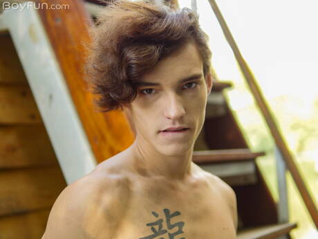 Der junge Kerl Johnny Walsh posiert nackt und zeigt seinen heißen Hintern draußen