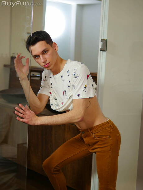 Twink Darin Boswell pozuje nago i pokazuje tyłek