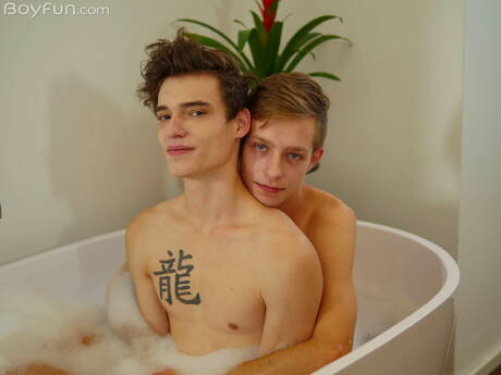 Zwei tschechische Jungs, Twink Ben Kingston und der junge Kerl Johnny Walsh, haben sich in der Badewanne gegenseitig geknallt