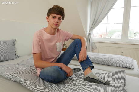 年輕的德魯·赫胥黎 (Drew Huxley) 裸體擺造型，秀出性感臀部