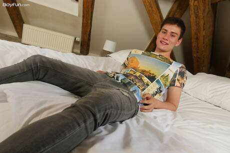 Le jeune garçon Evan Ryker se déshabille et montre ses belles fesses