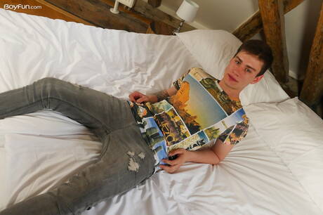 Le jeune garçon Evan Ryker se déshabille et montre ses belles fesses