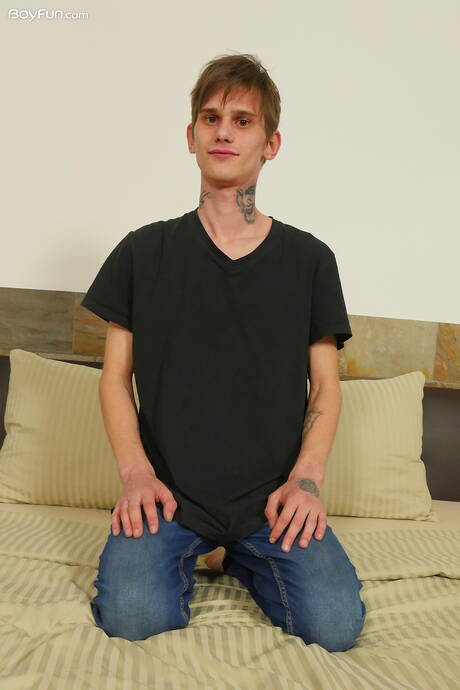 年輕的安德烈盧卡斯脫衣服，露出緊實的屁股