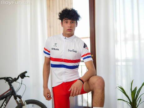 Der junge Kerl Danny Garcia zieht sich aus und zeigt einen schönen Hintern