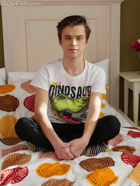 Młody chłopak Jean Gilliam rozbiera się i pokazuje ładny tyłek