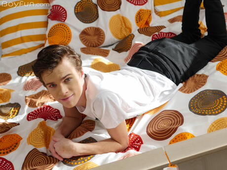 Młody chłopak Jean Gilliam rozbiera się i pokazuje ładny tyłek