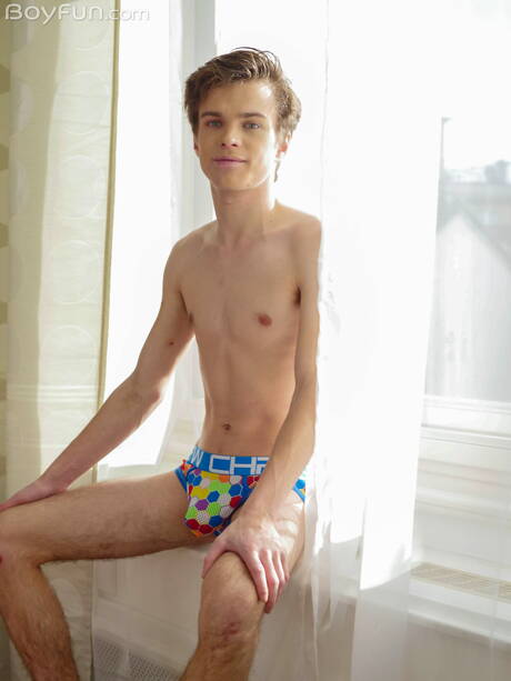 Młody chłopak Jean Gilliam rozbiera się i pokazuje ładny tyłek