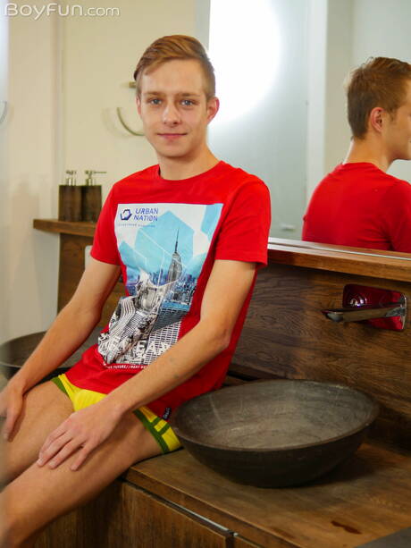 Le beau garçon Ben Kingston se déshabille et montre ses fesses serrées dans la salle de bain