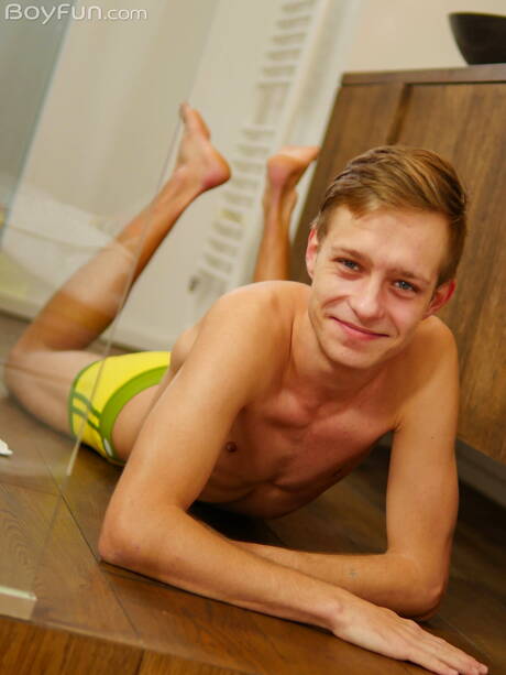 Le beau garçon Ben Kingston se déshabille et montre ses fesses serrées dans la salle de bain