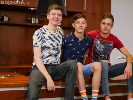 Los calientes Ben Kingston, Beno Eker y Josh Cavalin en un trío sexual duro en la cocina