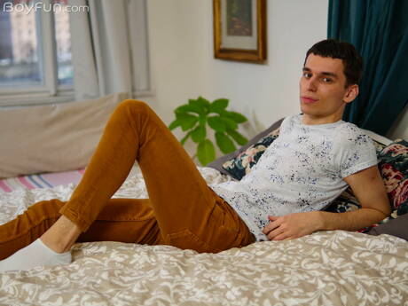 Twink Darin Boswell rozbiera się i pokazuje ciasny tyłek