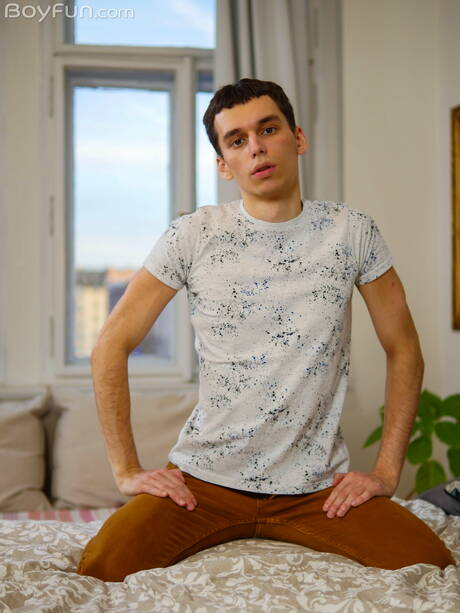 Twink Darin Boswell zieht sich aus und zeigt seinen knackigen Hintern