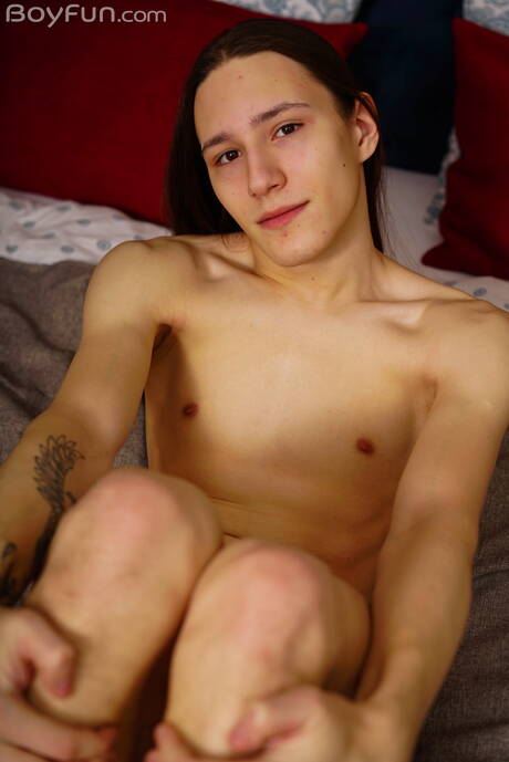 帥哥丹尼斯·波爾脫光衣服，露出性感的臀部