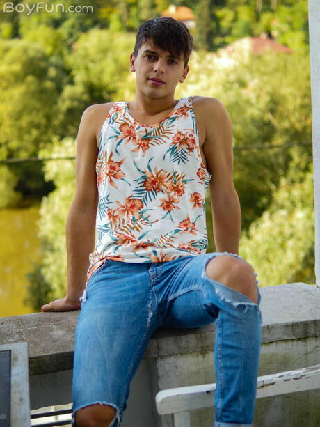 Le jeune tchèque Finn Harper pose nu et montre ses fesses serrées à l