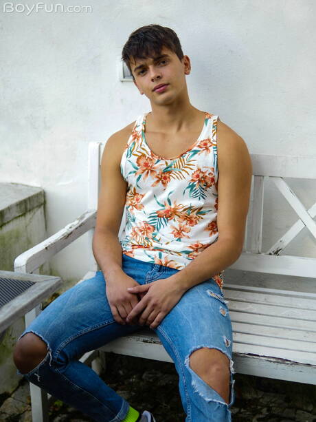 Tsjechische jonge jongen Finn Harper poseert naakt en laat zijn strakke kont zien