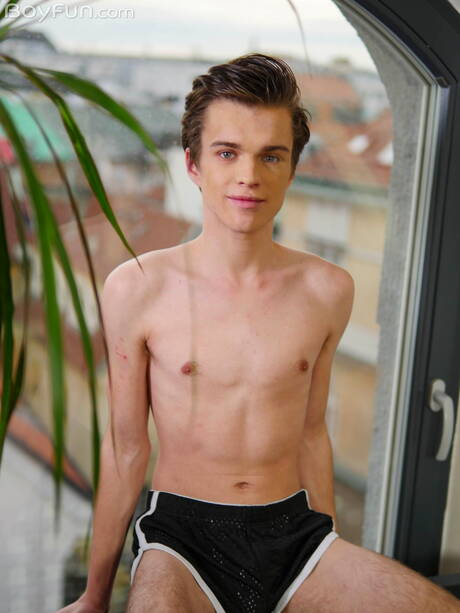 De jonge Jean Gilliam poseert naakt en laat haar strakke kont zien