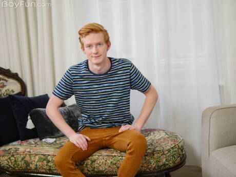 Der hübsche Junge Tom Malone posiert nackt und zeigt seinen heißen Hintern