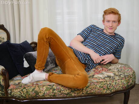 Der hübsche Junge Tom Malone posiert nackt und zeigt seinen heißen Hintern