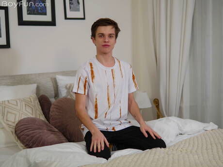 Der junge Jean Gilliam posiert nackt