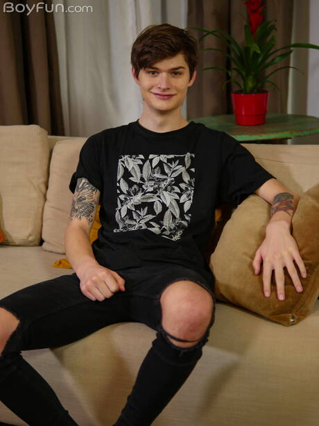 Twink Curtis Cameron posing nude and showing hot butt