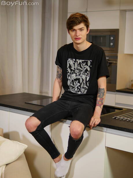 Twink Curtis Cameron posing nude and showing hot butt