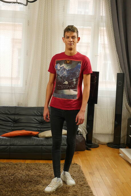 Der junge Jordan Jones zeigt einen wunderschönen Körper