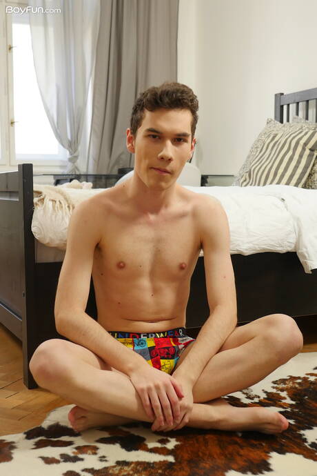 Der junge Kerl Nathan Reyes zieht sich aus und zeigt seinen heißen Hintern