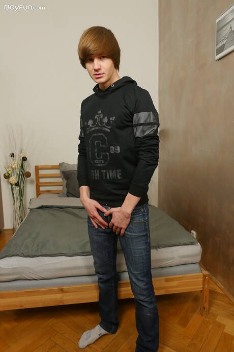 チェコの若者アントニー・カーターがヌードでお尻を露出