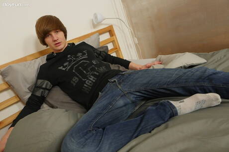 チェコの若者アントニー・カーターがヌードでお尻を露出