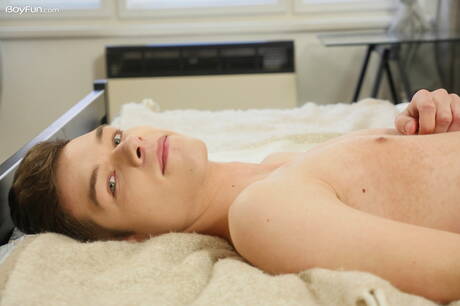 Der junge Axel Bolt posiert nackt