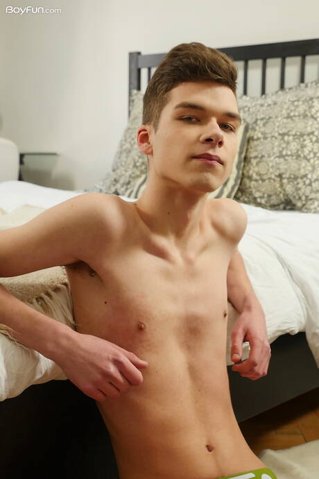 알몸으로 포즈를 취하는 젊은 악셀 볼트