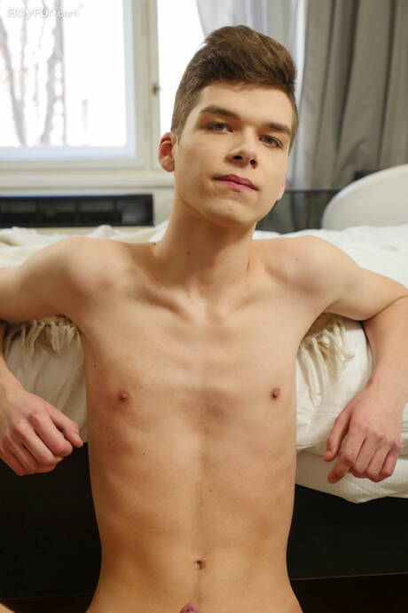 Der junge Axel Bolt posiert nackt