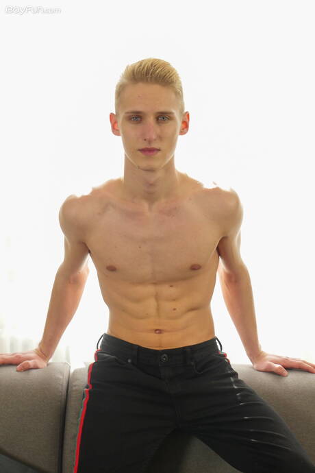 ホットなトゥインクオリバー・モーゲンソンが裸になってお尻を見せる