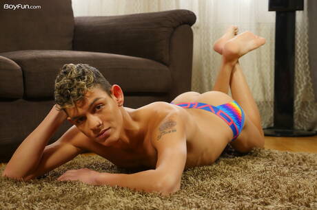 Twink Jordan Jones zieht sich aus und zeigt seinen knackigen Hintern