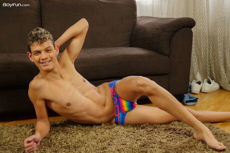 Twink Jordan Jones zieht sich aus und zeigt seinen knackigen Hintern