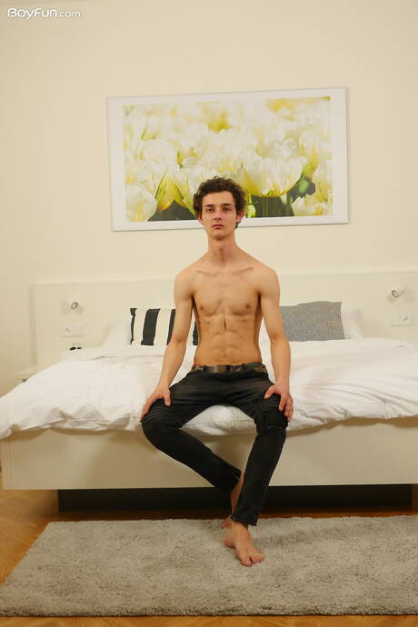 Twink Alan Caine 裸體秀出漂亮屁股