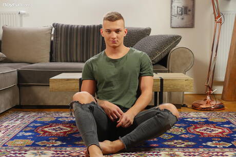 硬漢盧卡斯德雷克裸體擺造型，秀出性感臀部