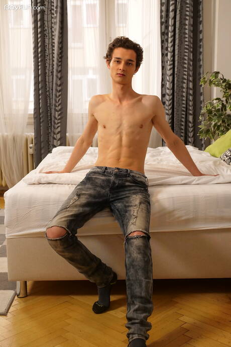 Boyfun: Twink Alan Caine posing naked in solo