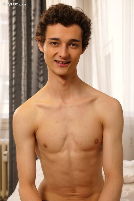 El twink Alan Caine posando desnudo en solitario