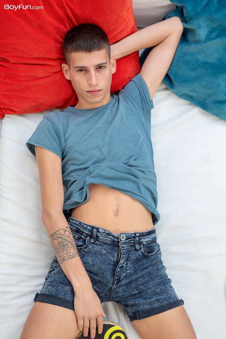 Young Alec Loob posing nude